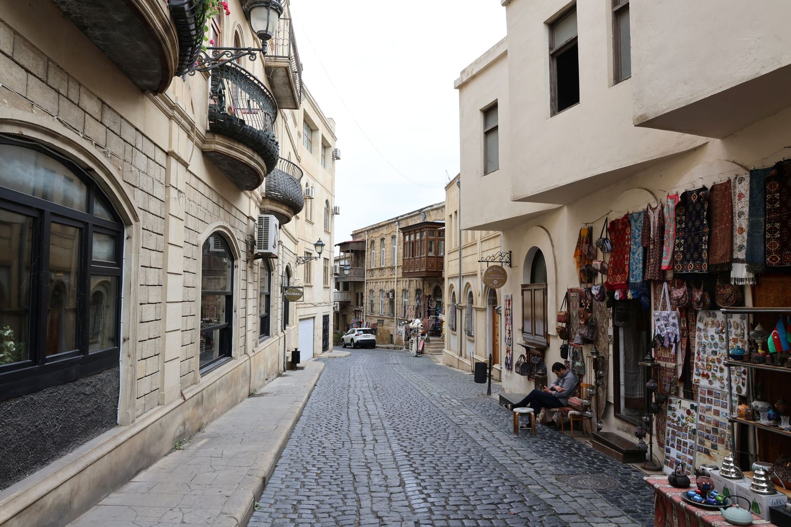 Phố cổ Tbilisi với ban công gỗ và mái nhà